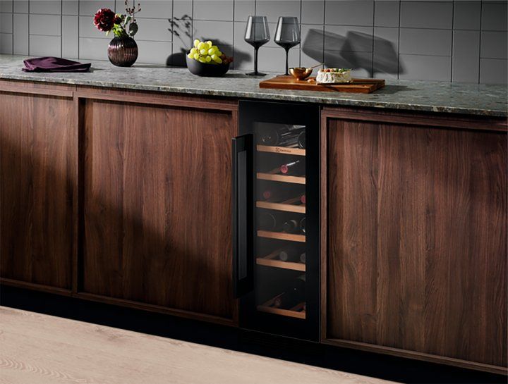 Винна шафа ELECTROLUX EWUS020B5B