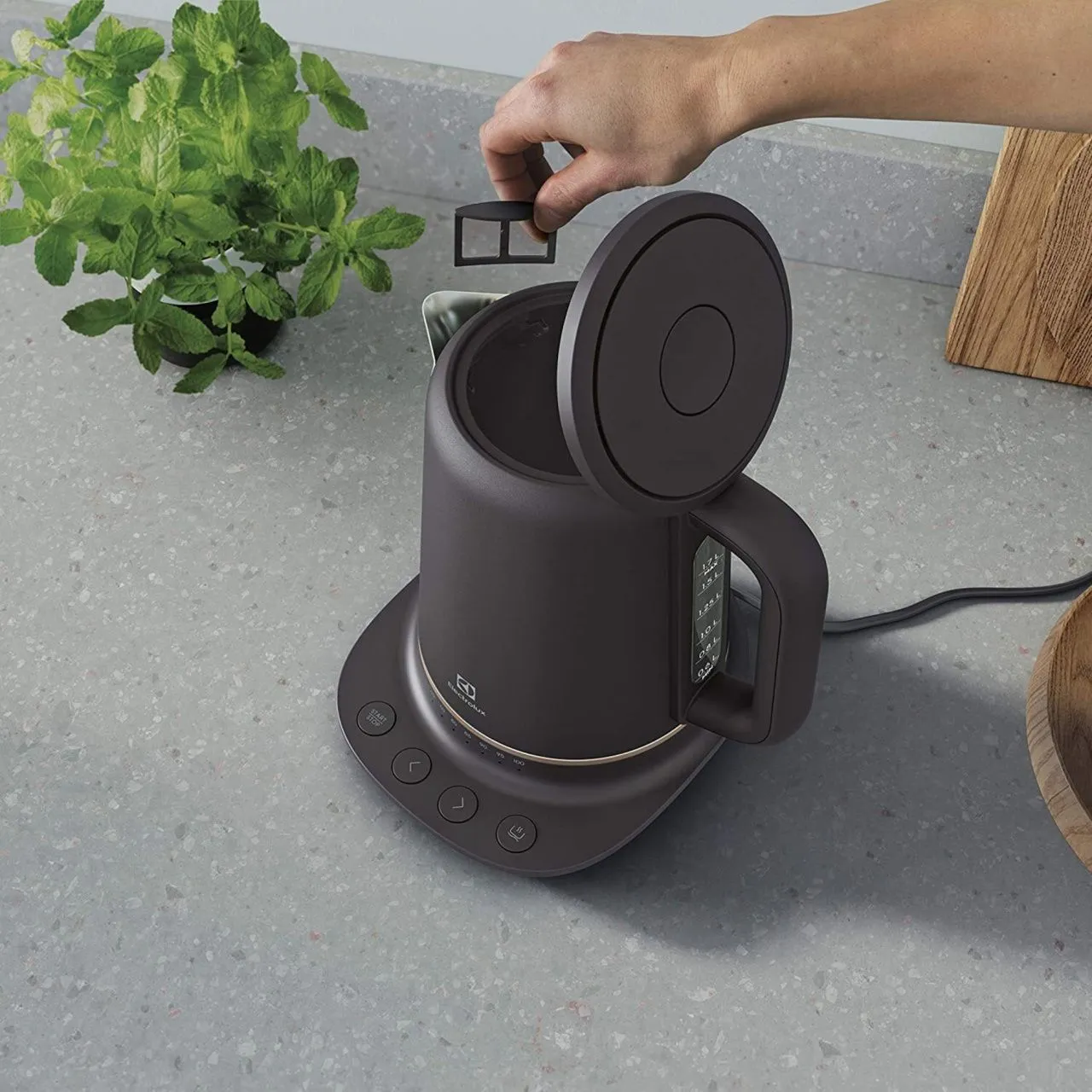 Електрочайник Electrolux E7K1-6BP
