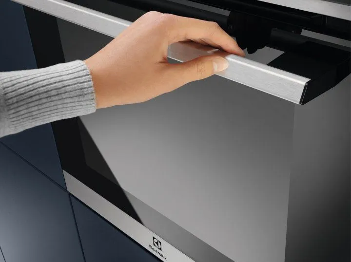 Духова шафа електрична ELECTROLUX SteamBoost PRO 800 (EOB8S39WX)