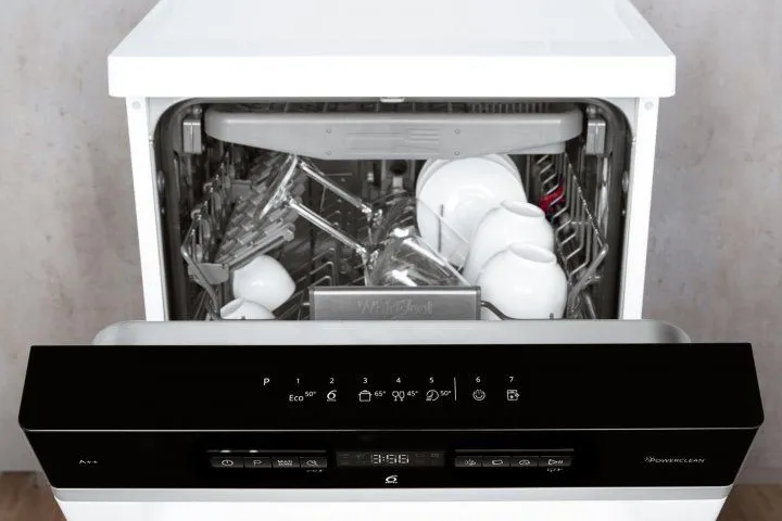 Посудомийна машина WHIRLPOOL WSFO 3O23 PF