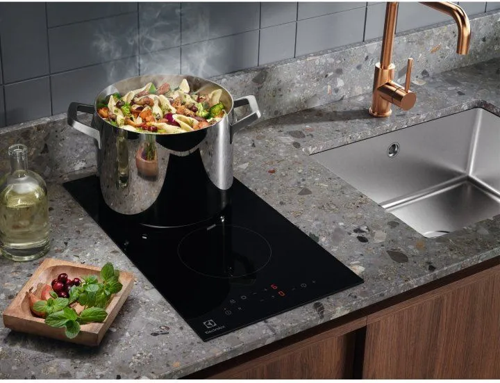 Варильна поверхня електрична Domino Electrolux LHR3233CK