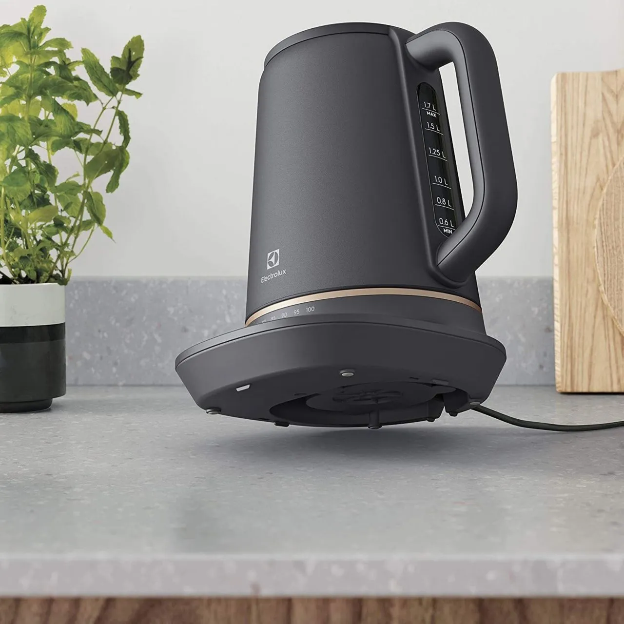 Електрочайник Electrolux E7K1-6BP